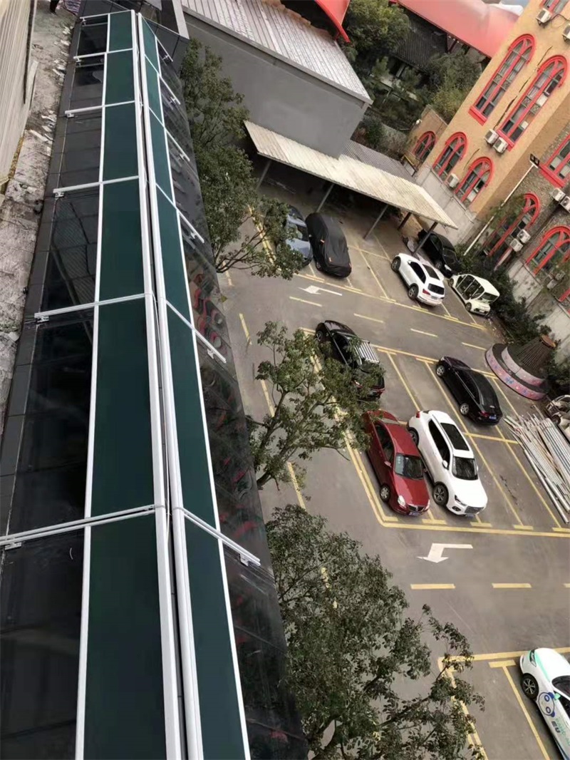 天幕篷和室內(nèi)遮陽(yáng)簾