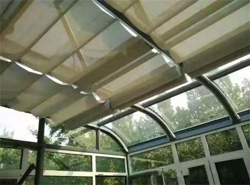 濟(jì)南電動(dòng)遮陽(yáng)棚使用時(shí)間長(zhǎng)會(huì)脆化嗎？