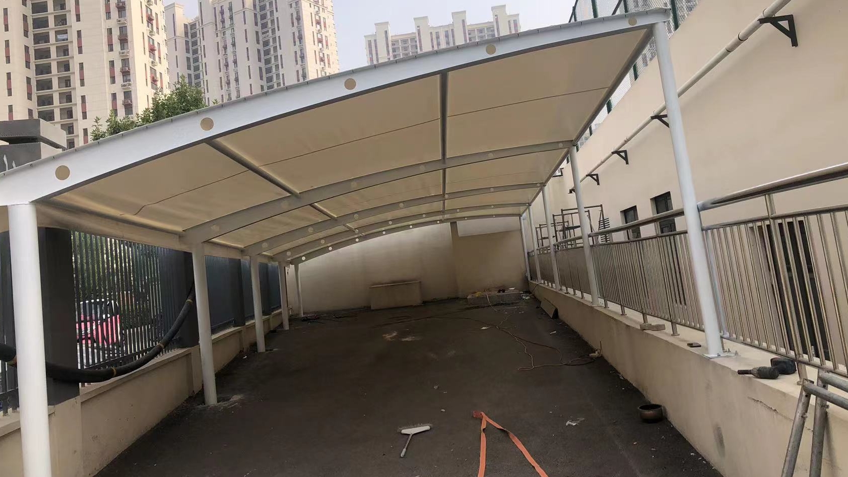 耐力板遮陽(yáng)棚的材質(zhì)種類解析